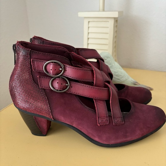 Earth Amber Burgundy Leather Criss Cross Dressy Heeled Bootie size 9 - Picture 2 of 9